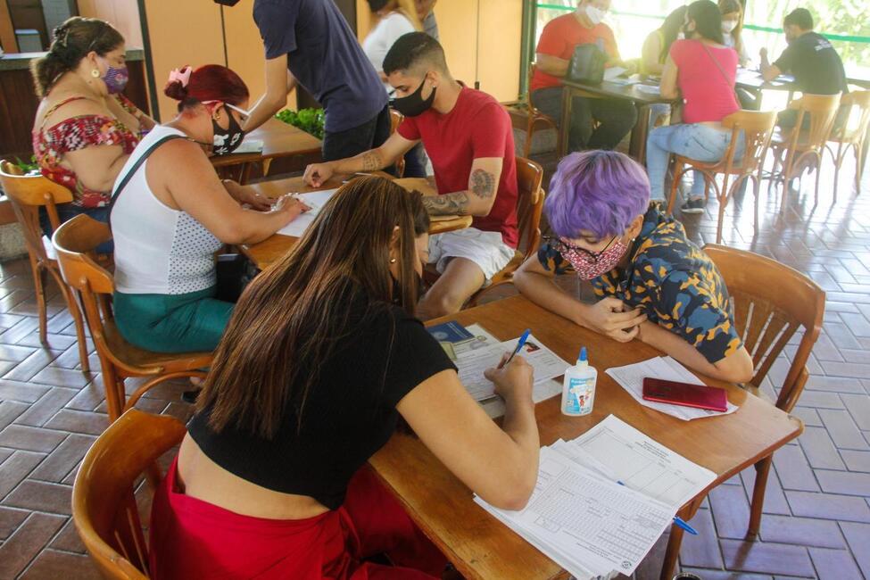 Imagem de pessoas tirando documentos