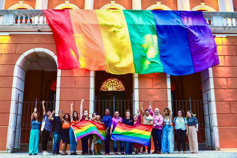 Equipes das secretarias em frente ao teatro da paz