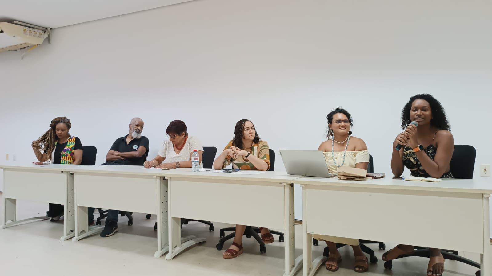 Imagem da mesa de debate