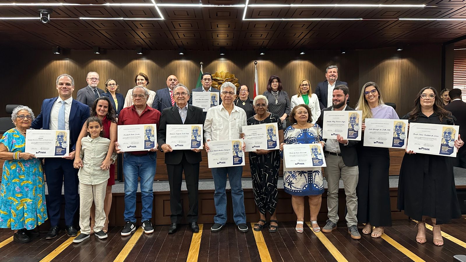 Autoridades e homenageados com a Comenda Egídio Machado Sales Filho