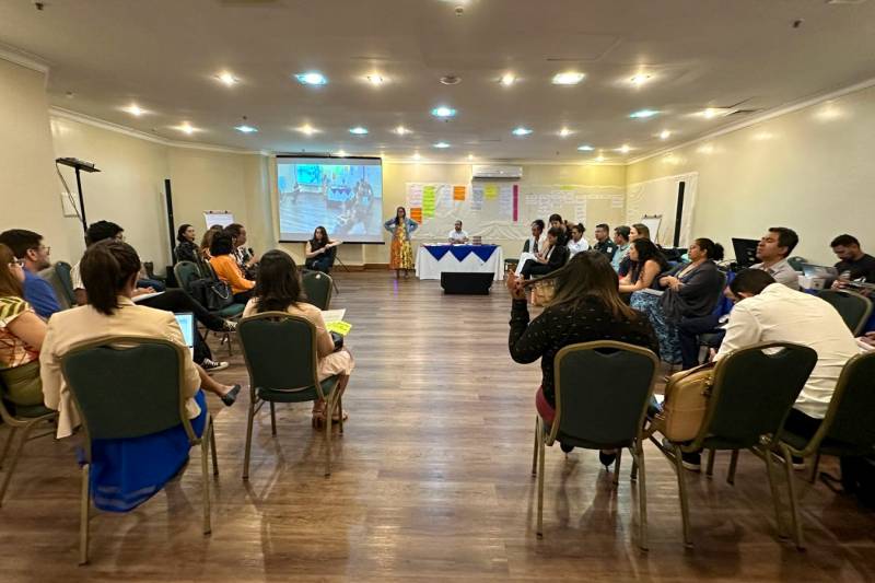 Imagem geral do público e dos palestrantes