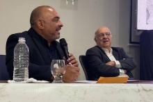 Secretário assinando a criação da honraria